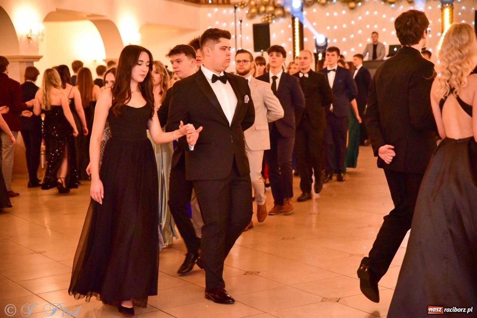 Zdjęcie w galerii na portalu naszraciborz.pl: Studniówka II LO w Raciborzu na bis: polonez, humor i tradycja [FOTO] wiadomości z regionu