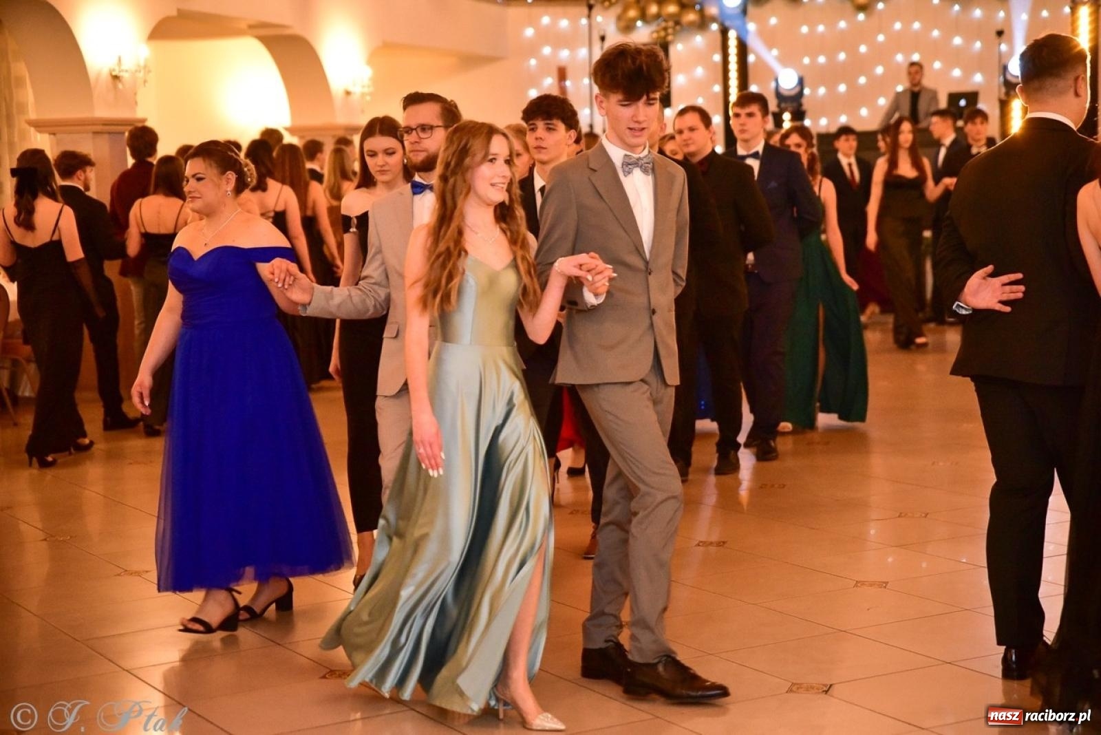 Zdjęcie w galerii na portalu naszraciborz.pl: Studniówka II LO w Raciborzu na bis: polonez, humor i tradycja [FOTO] wiadomości z regionu