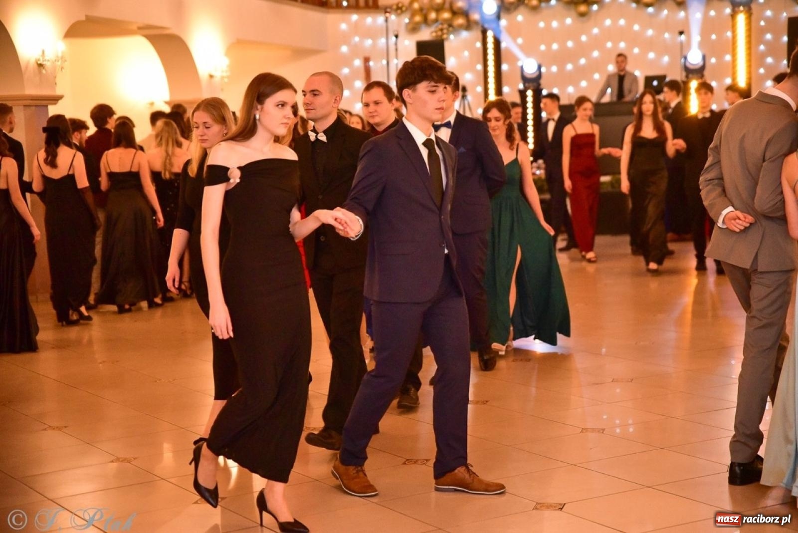 Zdjęcie w galerii na portalu naszraciborz.pl: Studniówka II LO w Raciborzu na bis: polonez, humor i tradycja [FOTO] wiadomości z regionu