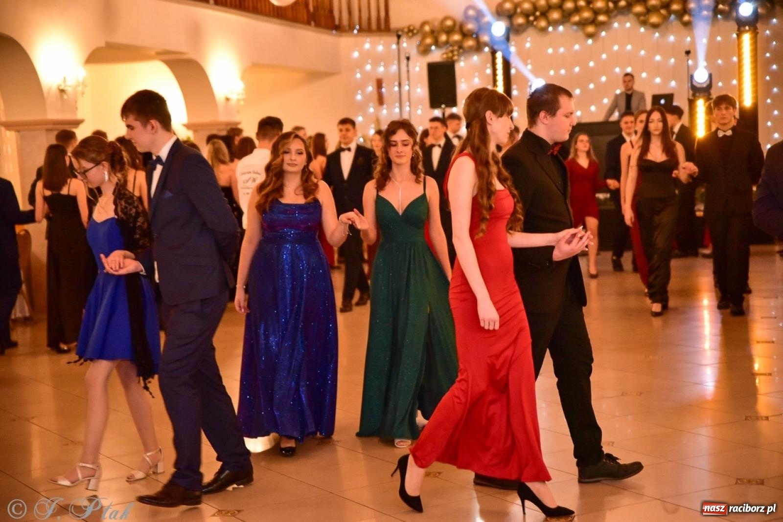 Zdjęcie w galerii na portalu naszraciborz.pl: Studniówka II LO w Raciborzu na bis: polonez, humor i tradycja [FOTO] wiadomości z regionu