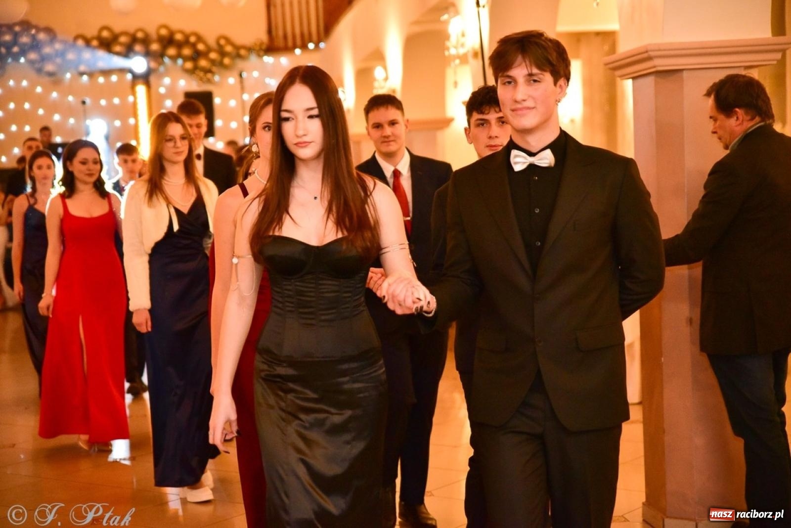 Zdjęcie w galerii na portalu naszraciborz.pl: Studniówka II LO w Raciborzu na bis: polonez, humor i tradycja [FOTO] wiadomości z regionu