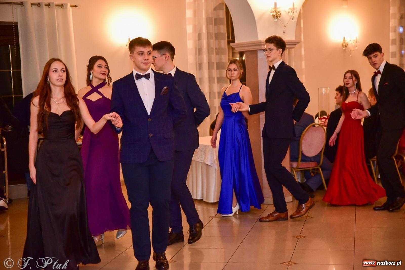 Zdjęcie w galerii na portalu naszraciborz.pl: Studniówka II LO w Raciborzu na bis: polonez, humor i tradycja [FOTO] wiadomości z regionu