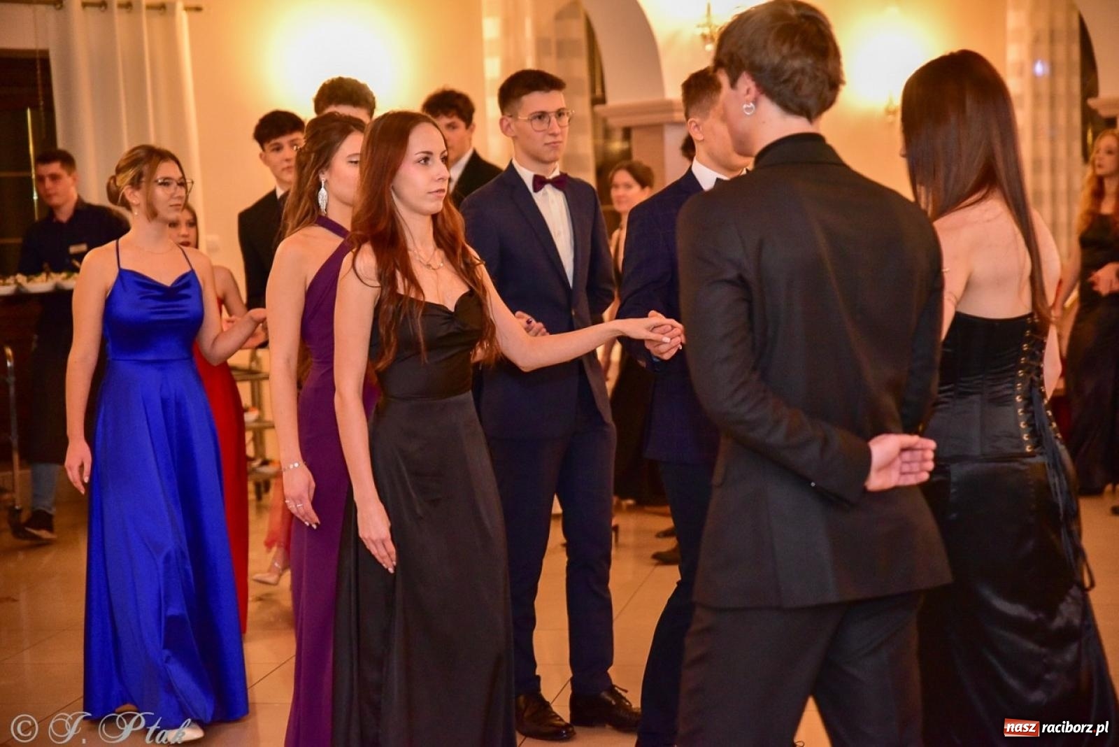 Zdjęcie w galerii na portalu naszraciborz.pl: Studniówka II LO w Raciborzu na bis: polonez, humor i tradycja [FOTO] wiadomości z regionu