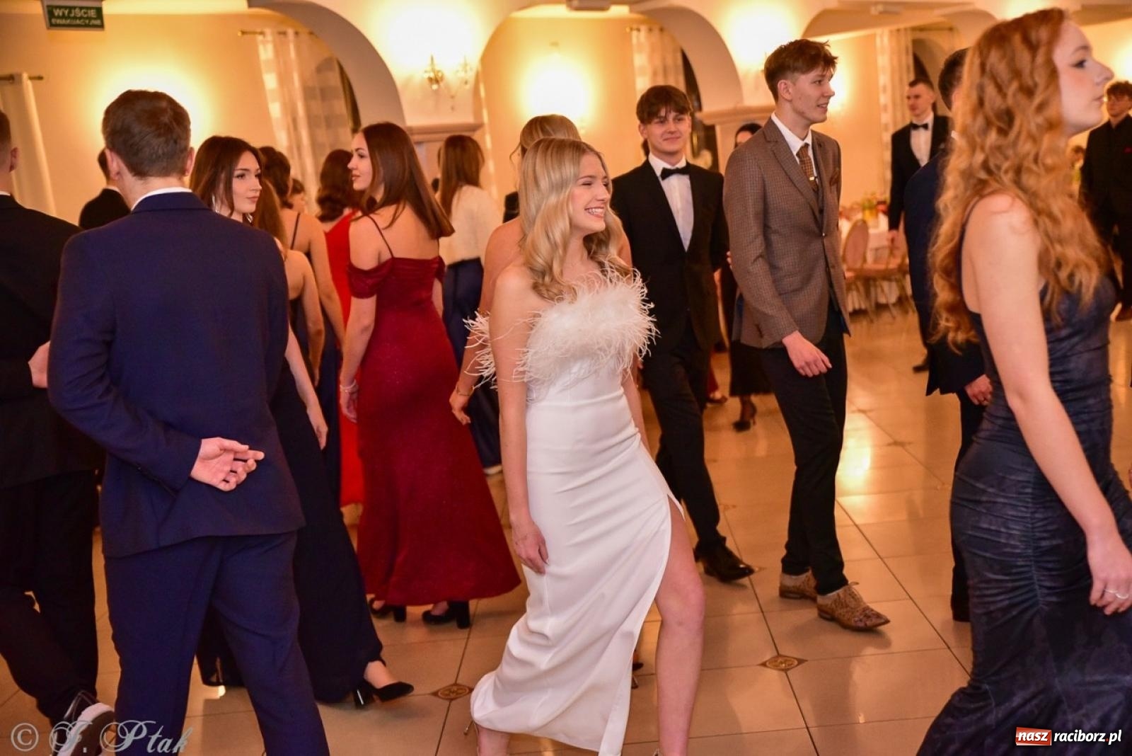 Zdjęcie w galerii na portalu naszraciborz.pl: Studniówka II LO w Raciborzu na bis: polonez, humor i tradycja [FOTO] wiadomości z regionu