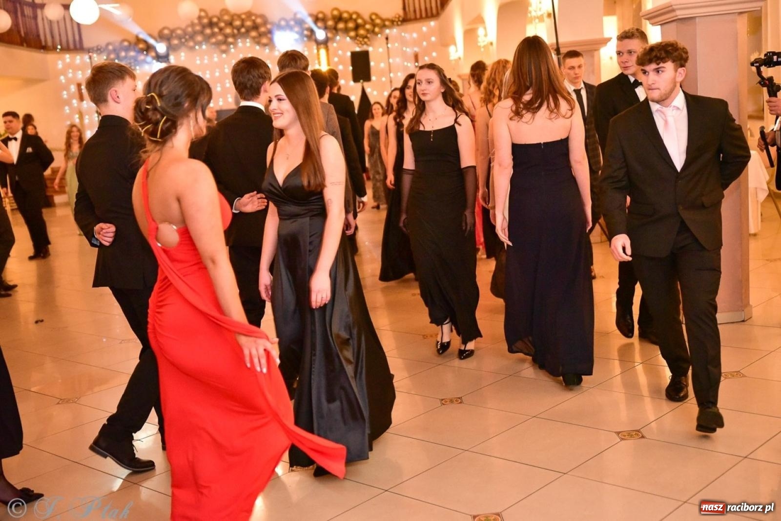 Zdjęcie w galerii na portalu naszraciborz.pl: Studniówka II LO w Raciborzu na bis: polonez, humor i tradycja [FOTO] wiadomości z regionu