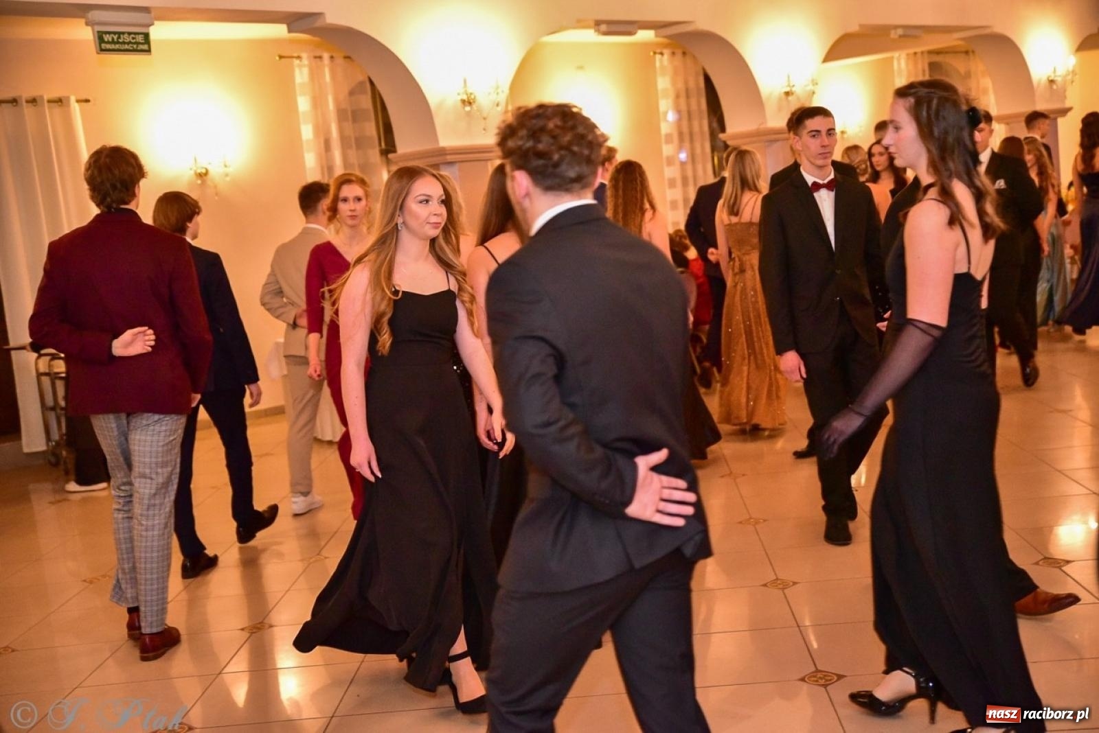 Zdjęcie w galerii na portalu naszraciborz.pl: Studniówka II LO w Raciborzu na bis: polonez, humor i tradycja [FOTO] wiadomości z regionu