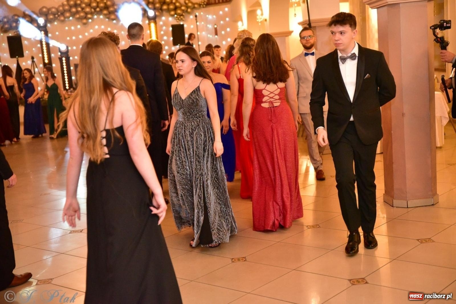 Zdjęcie w galerii na portalu naszraciborz.pl: Studniówka II LO w Raciborzu na bis: polonez, humor i tradycja [FOTO] wiadomości z regionu