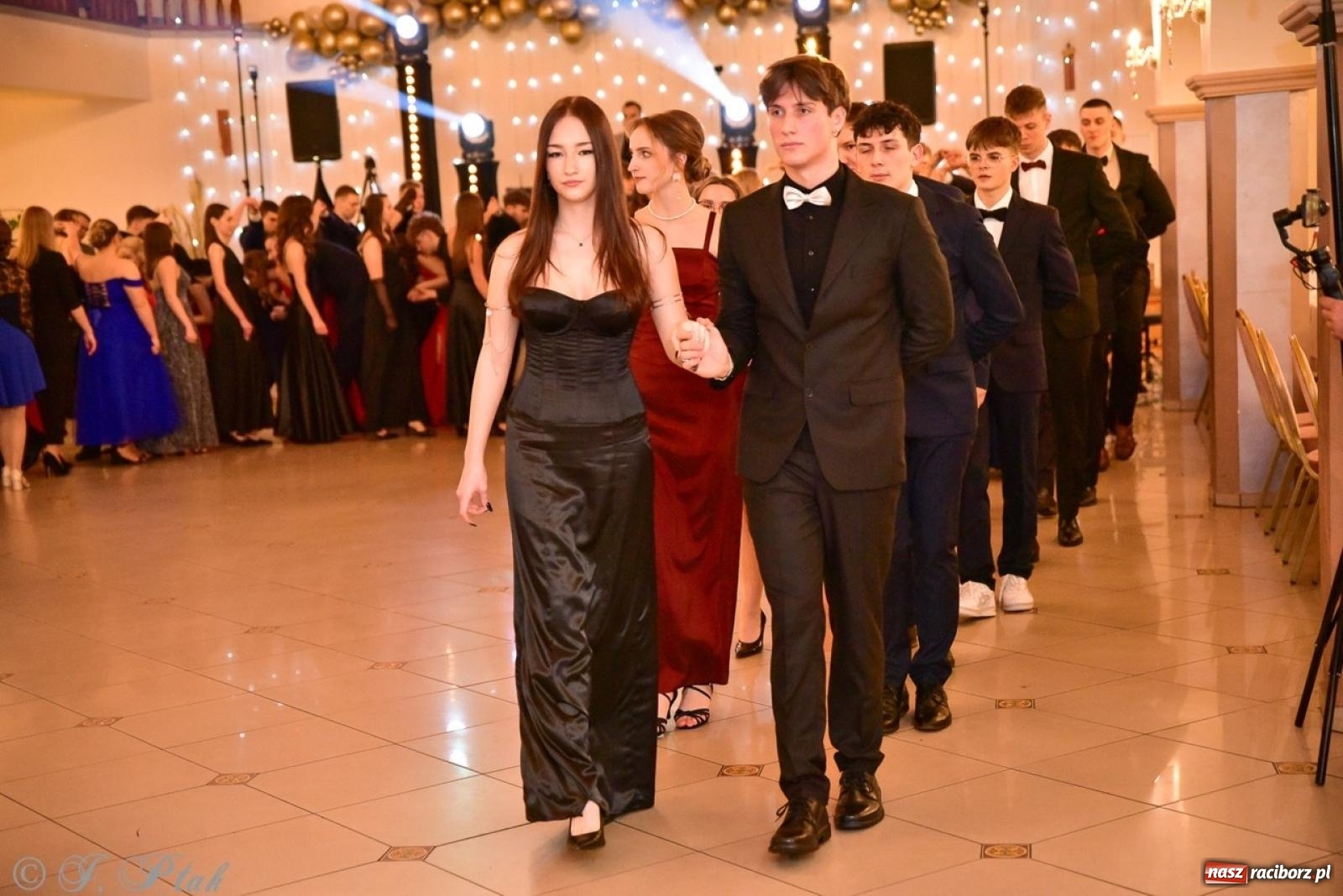 Zdjęcie w galerii na portalu naszraciborz.pl: Studniówka II LO w Raciborzu na bis: polonez, humor i tradycja [FOTO] wiadomości z regionu