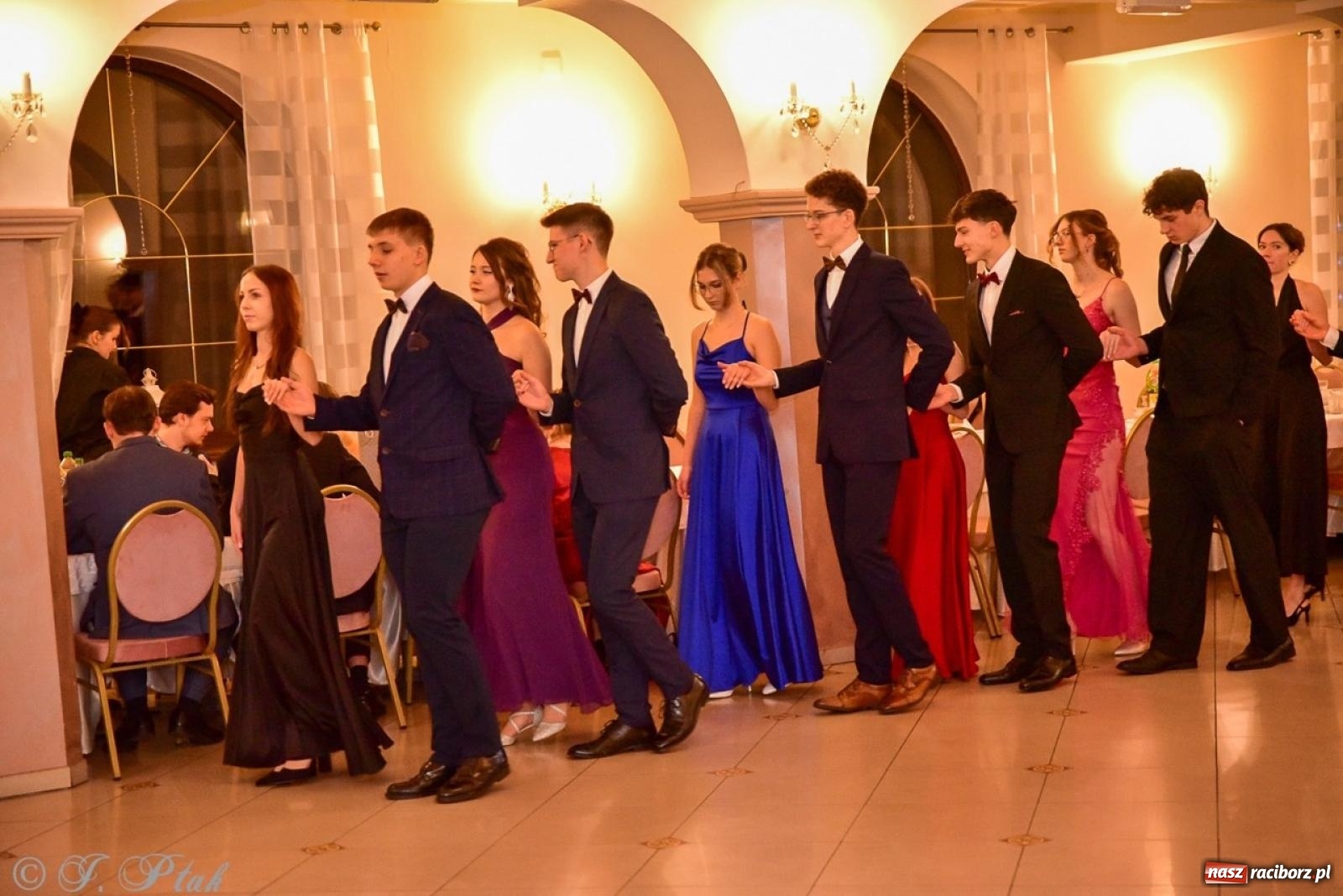 Zdjęcie w galerii na portalu naszraciborz.pl: Studniówka II LO w Raciborzu na bis: polonez, humor i tradycja [FOTO] wiadomości z regionu