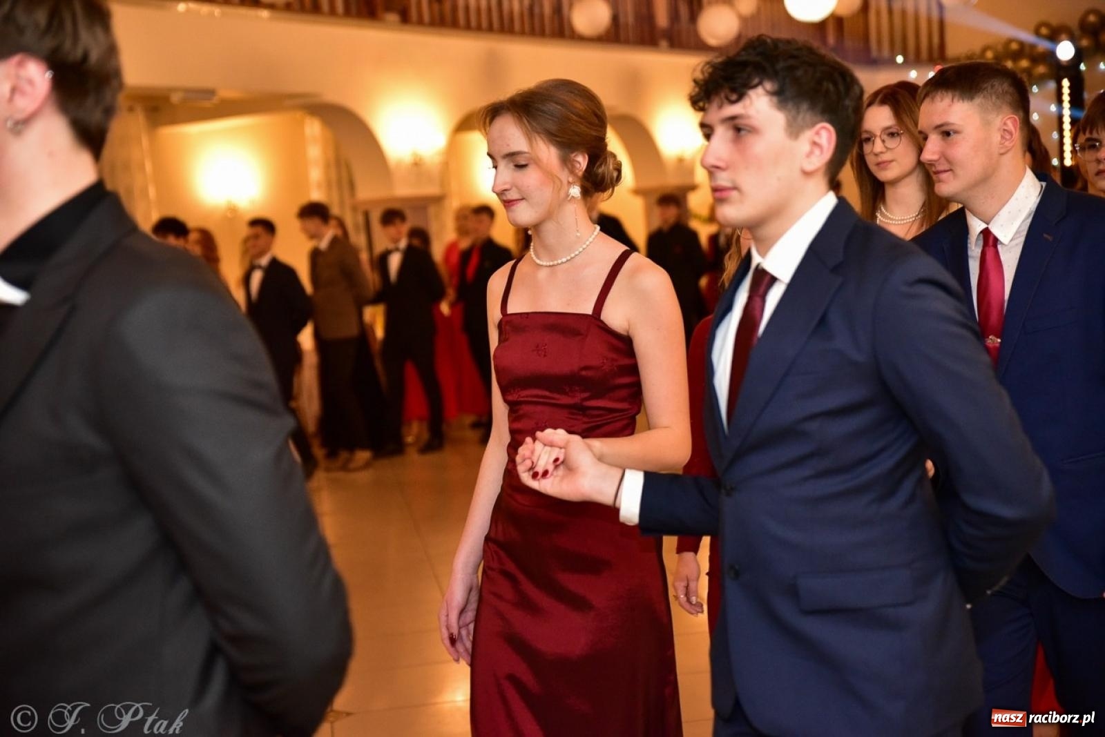 Zdjęcie w galerii na portalu naszraciborz.pl: Studniówka II LO w Raciborzu na bis: polonez, humor i tradycja [FOTO] wiadomości z regionu