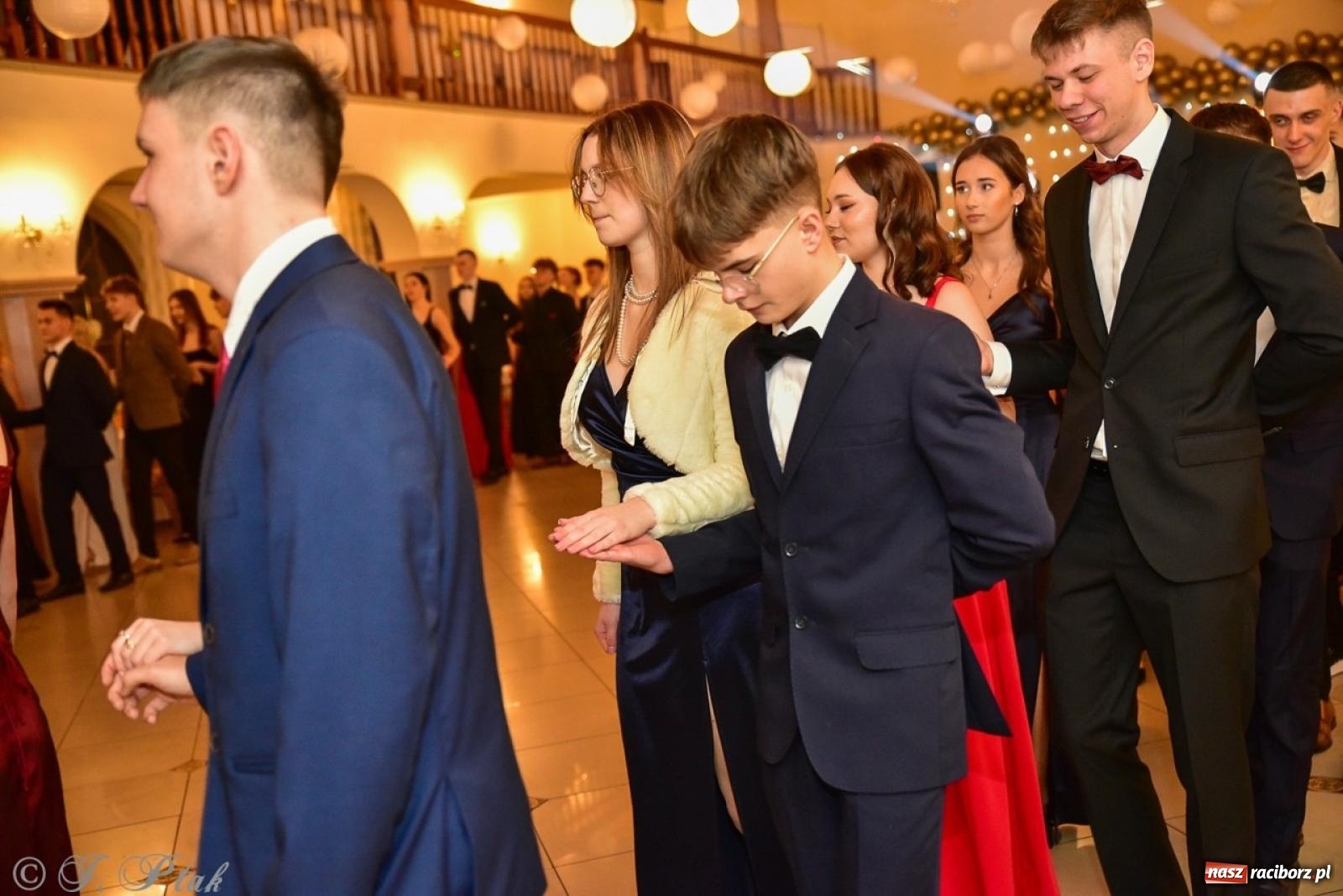 Zdjęcie w galerii na portalu naszraciborz.pl: Studniówka II LO w Raciborzu na bis: polonez, humor i tradycja [FOTO] wiadomości z regionu