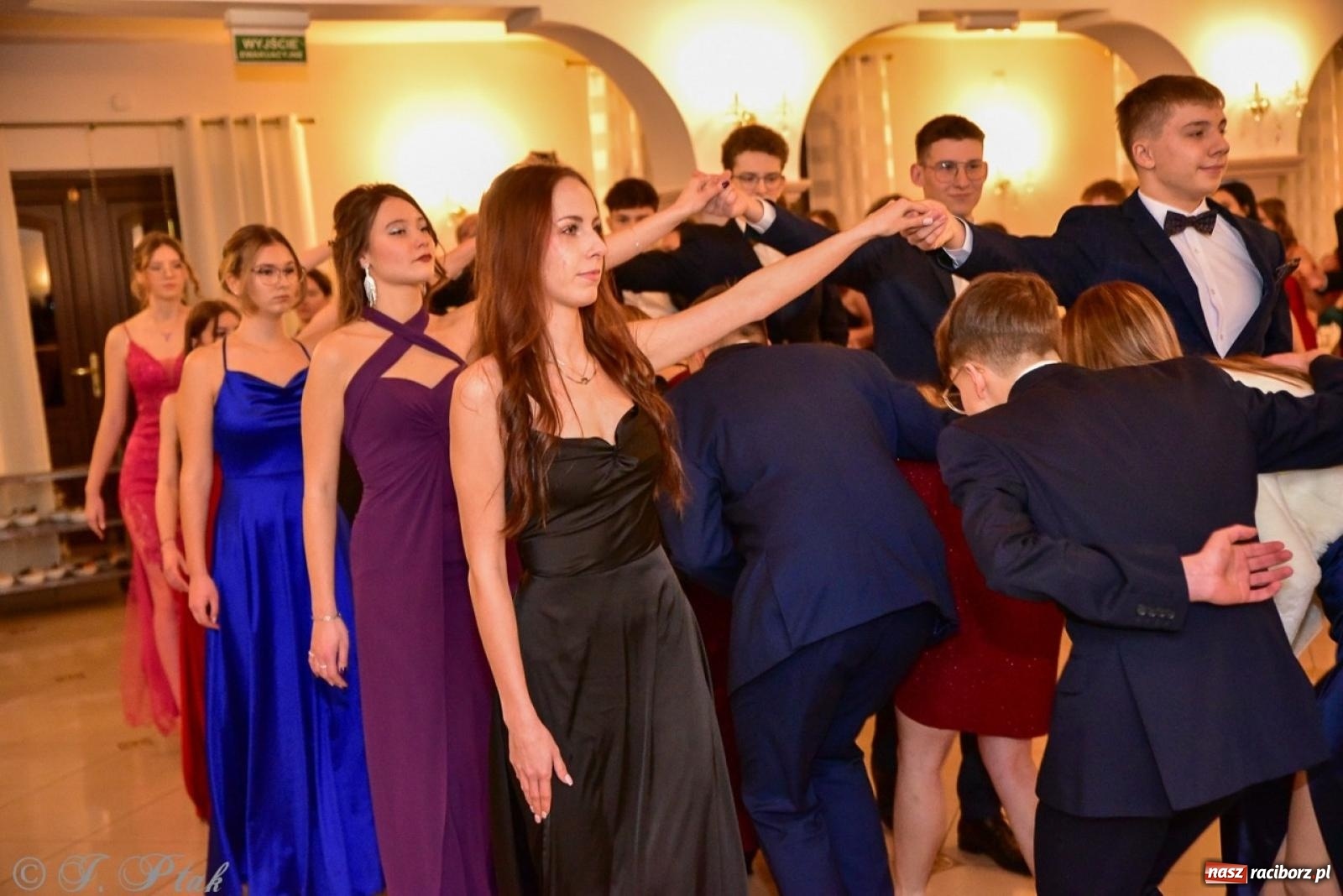 Zdjęcie w galerii na portalu naszraciborz.pl: Studniówka II LO w Raciborzu na bis: polonez, humor i tradycja [FOTO] wiadomości z regionu