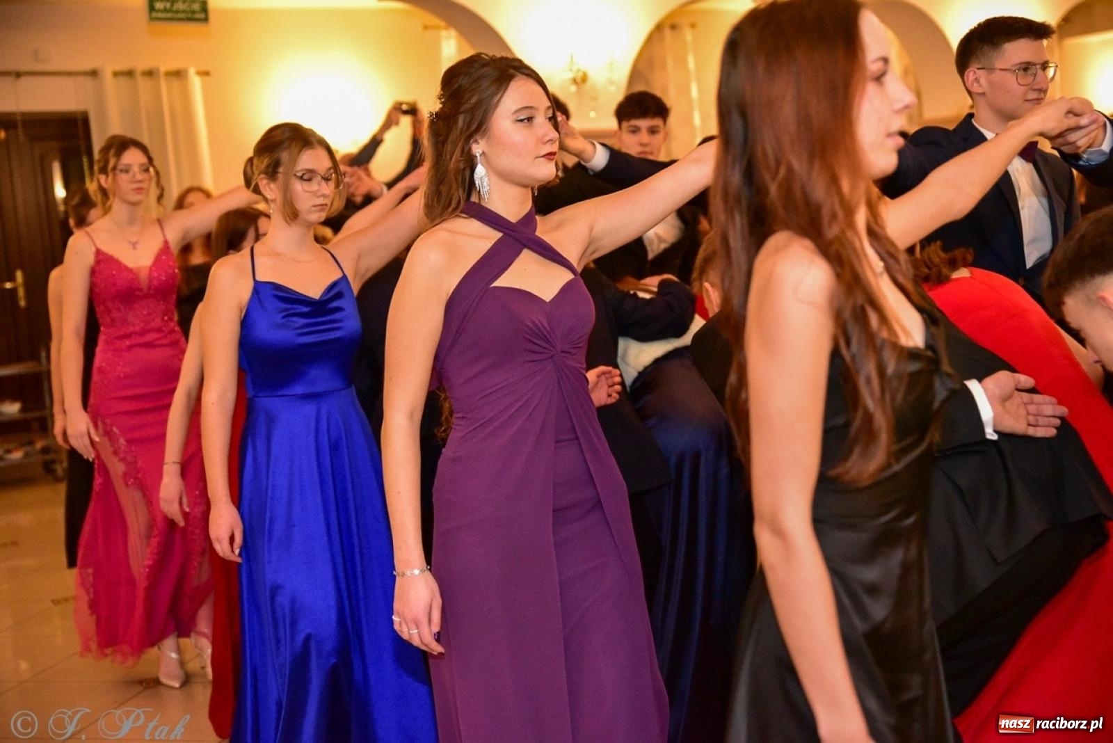 Zdjęcie w galerii na portalu naszraciborz.pl: Studniówka II LO w Raciborzu na bis: polonez, humor i tradycja [FOTO] wiadomości z regionu