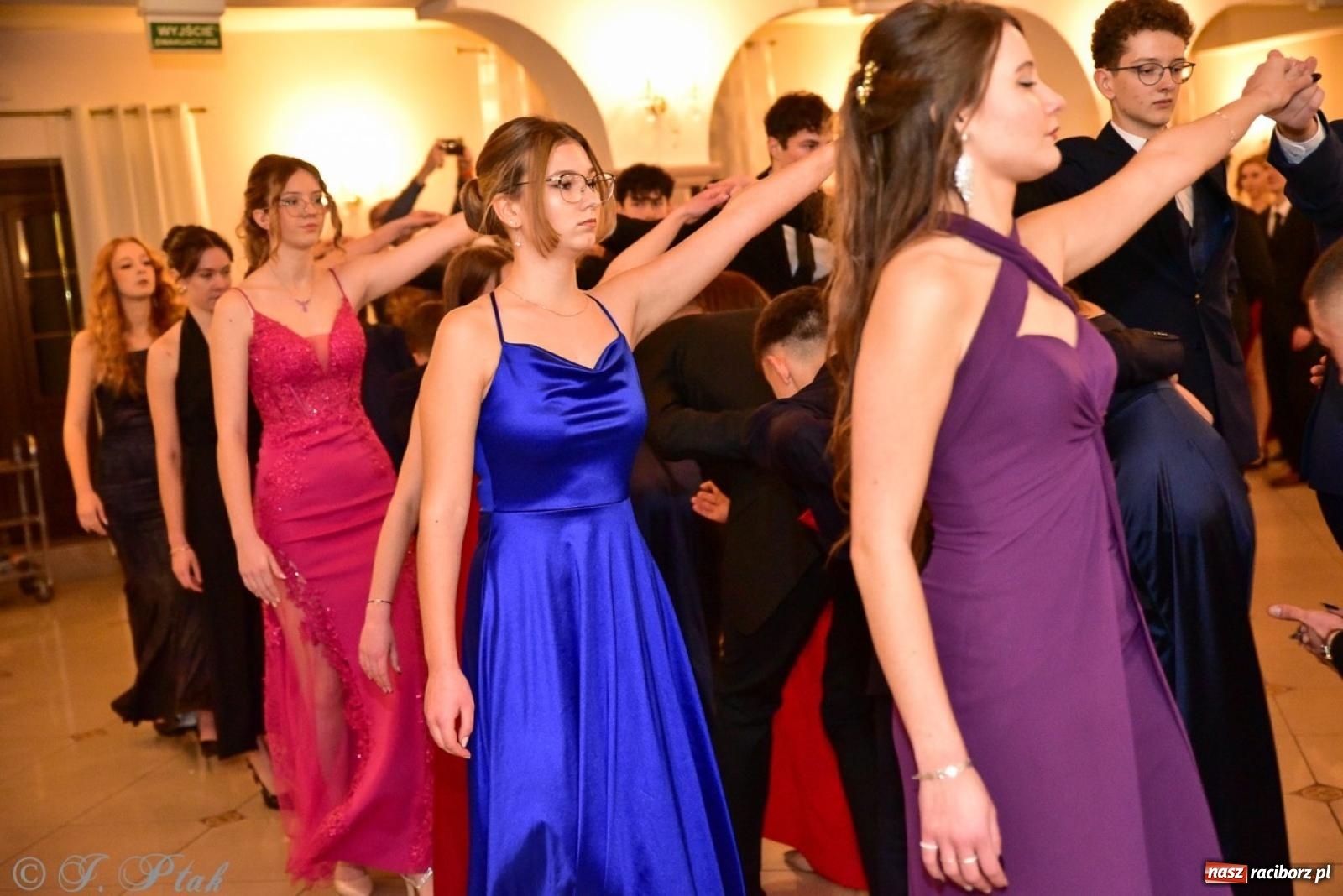 Zdjęcie w galerii na portalu naszraciborz.pl: Studniówka II LO w Raciborzu na bis: polonez, humor i tradycja [FOTO] wiadomości z regionu