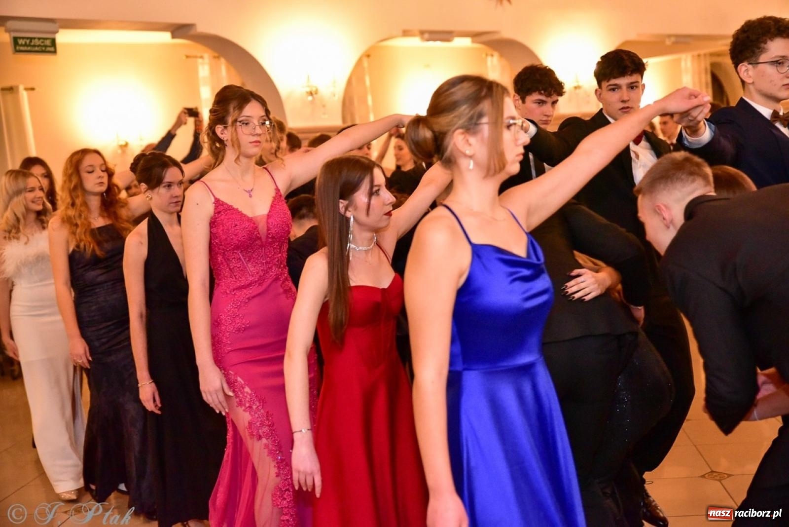 Zdjęcie w galerii na portalu naszraciborz.pl: Studniówka II LO w Raciborzu na bis: polonez, humor i tradycja [FOTO] wiadomości z regionu