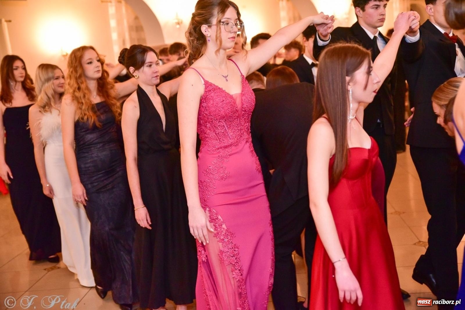 Zdjęcie w galerii na portalu naszraciborz.pl: Studniówka II LO w Raciborzu na bis: polonez, humor i tradycja [FOTO] wiadomości z regionu