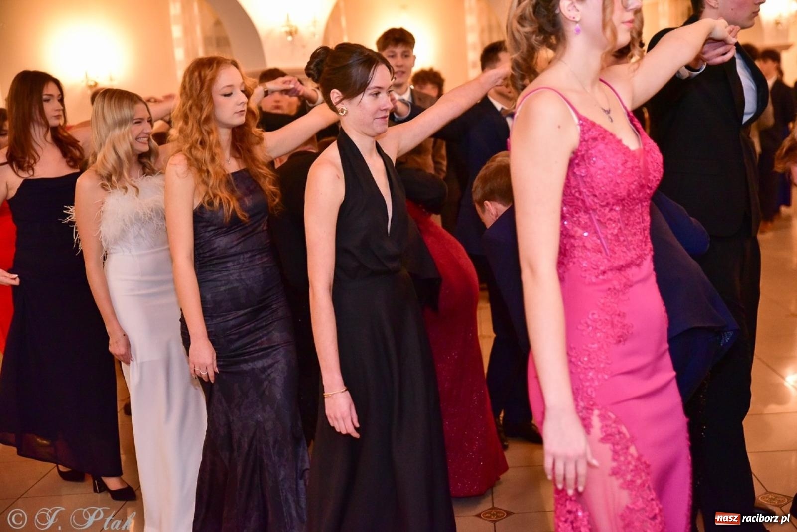 Zdjęcie w galerii na portalu naszraciborz.pl: Studniówka II LO w Raciborzu na bis: polonez, humor i tradycja [FOTO] wiadomości z regionu