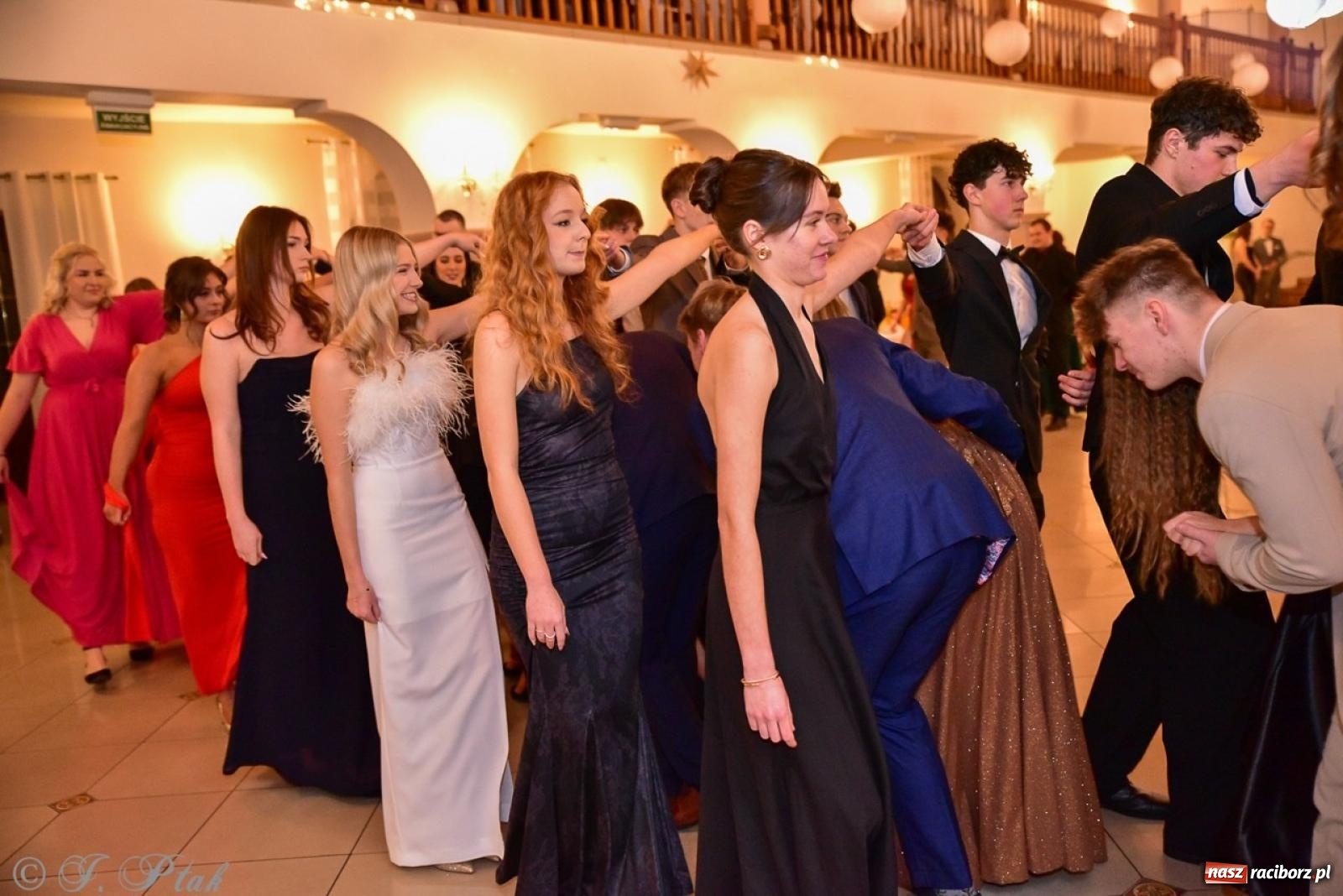 Zdjęcie w galerii na portalu naszraciborz.pl: Studniówka II LO w Raciborzu na bis: polonez, humor i tradycja [FOTO] wiadomości z regionu