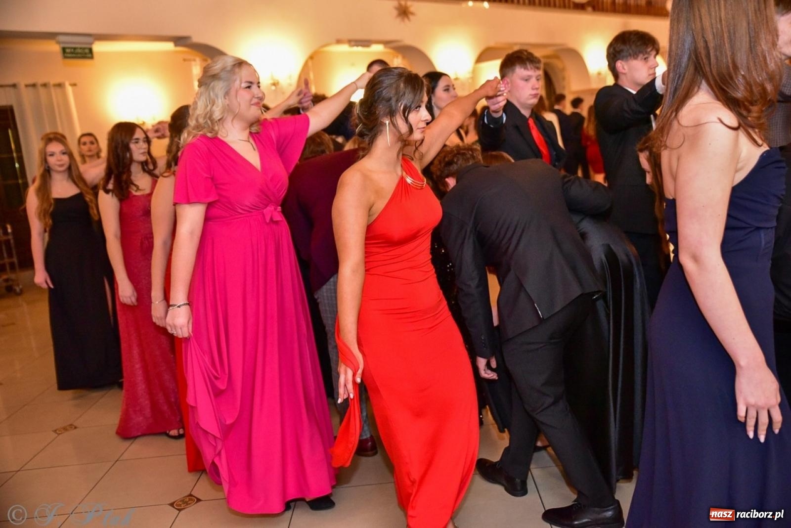 Zdjęcie w galerii na portalu naszraciborz.pl: Studniówka II LO w Raciborzu na bis: polonez, humor i tradycja [FOTO] wiadomości z regionu