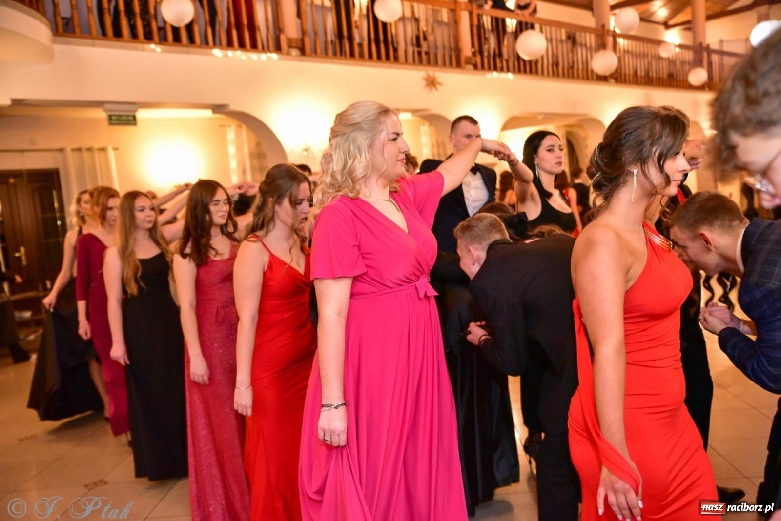 Zdjęcie w galerii na portalu naszraciborz.pl: Studniówka II LO w Raciborzu na bis: polonez, humor i tradycja [FOTO] wiadomości z regionu