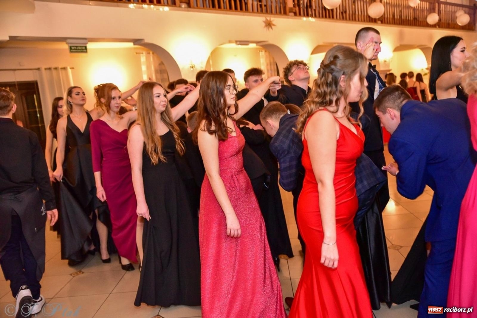 Zdjęcie w galerii na portalu naszraciborz.pl: Studniówka II LO w Raciborzu na bis: polonez, humor i tradycja [FOTO] wiadomości z regionu