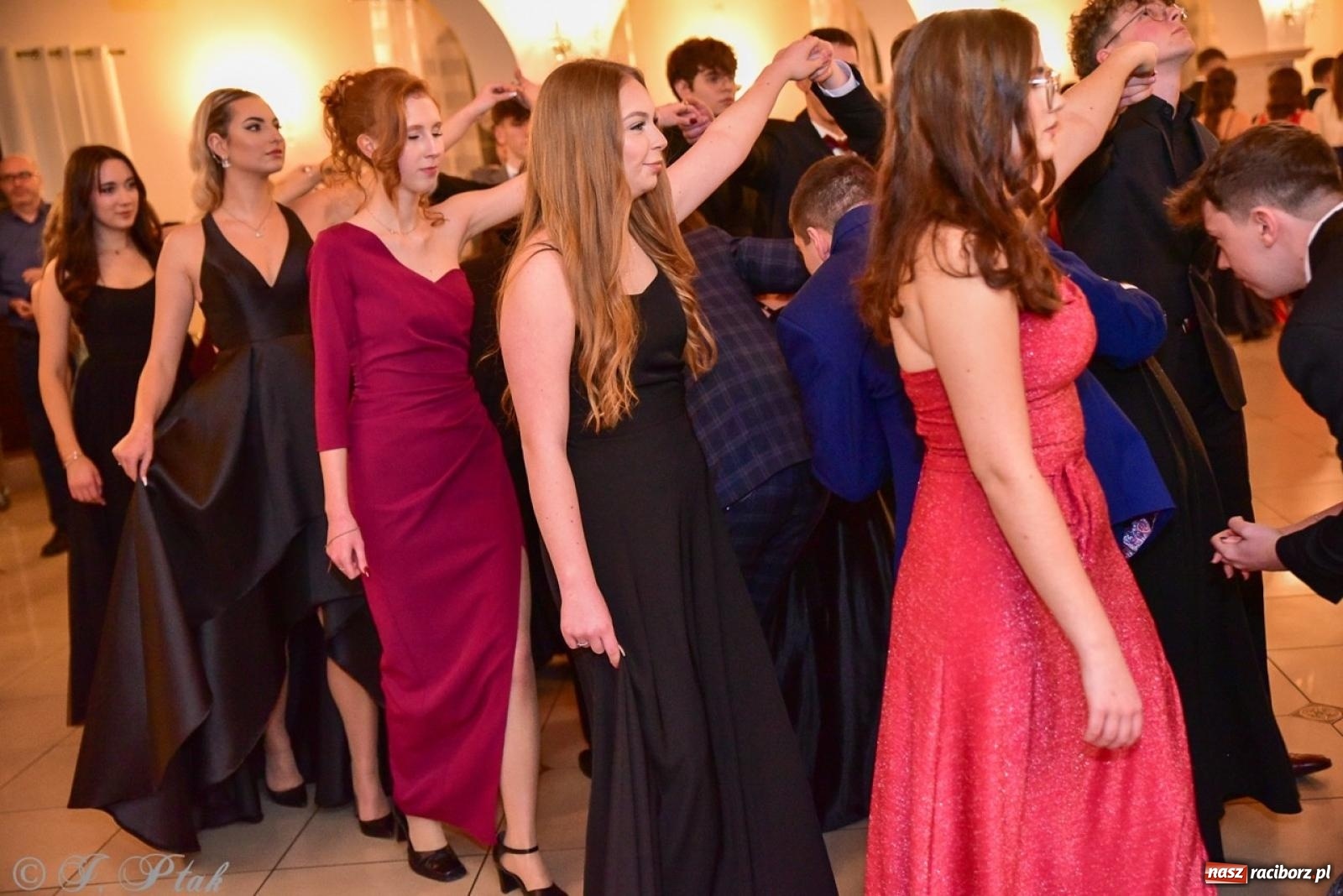 Zdjęcie w galerii na portalu naszraciborz.pl: Studniówka II LO w Raciborzu na bis: polonez, humor i tradycja [FOTO] wiadomości z regionu