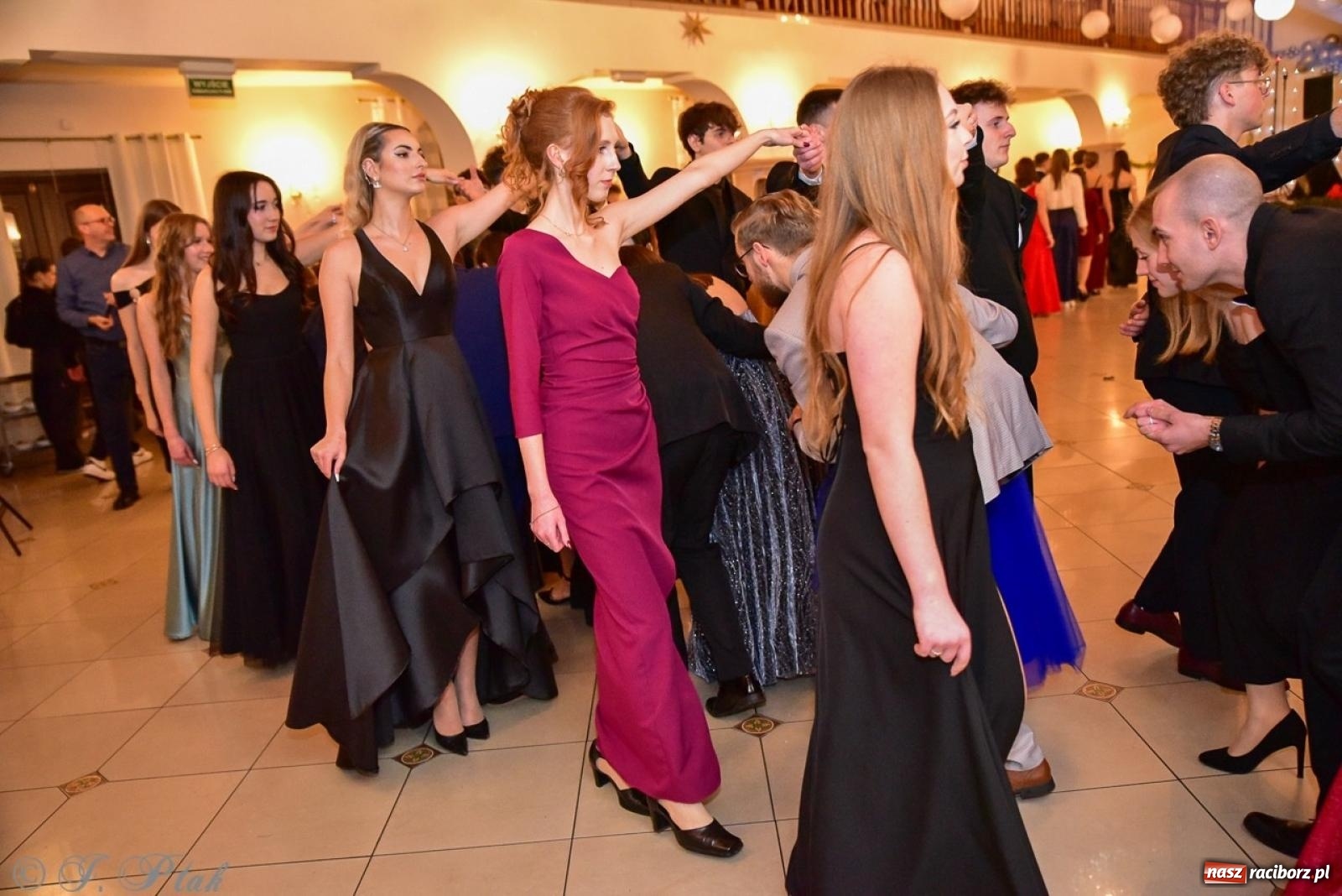 Zdjęcie w galerii na portalu naszraciborz.pl: Studniówka II LO w Raciborzu na bis: polonez, humor i tradycja [FOTO] wiadomości z regionu