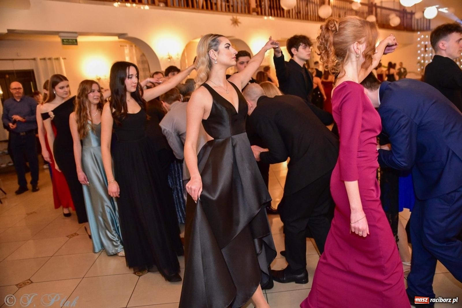 Zdjęcie w galerii na portalu naszraciborz.pl: Studniówka II LO w Raciborzu na bis: polonez, humor i tradycja [FOTO] wiadomości z regionu