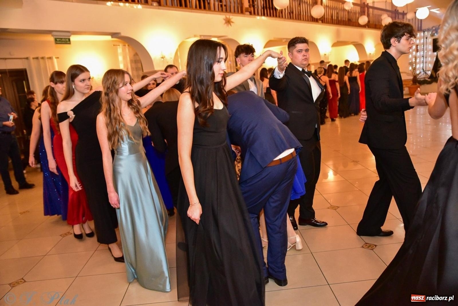 Zdjęcie w galerii na portalu naszraciborz.pl: Studniówka II LO w Raciborzu na bis: polonez, humor i tradycja [FOTO] wiadomości z regionu