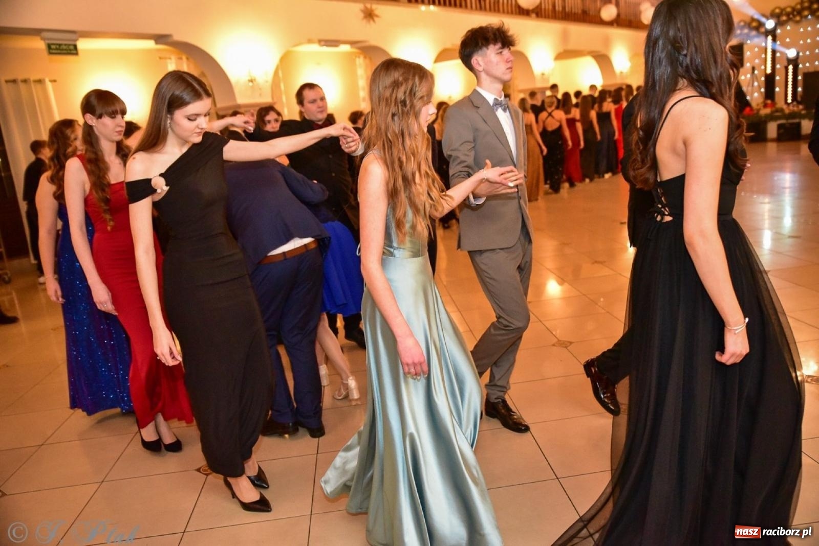 Zdjęcie w galerii na portalu naszraciborz.pl: Studniówka II LO w Raciborzu na bis: polonez, humor i tradycja [FOTO] wiadomości z regionu