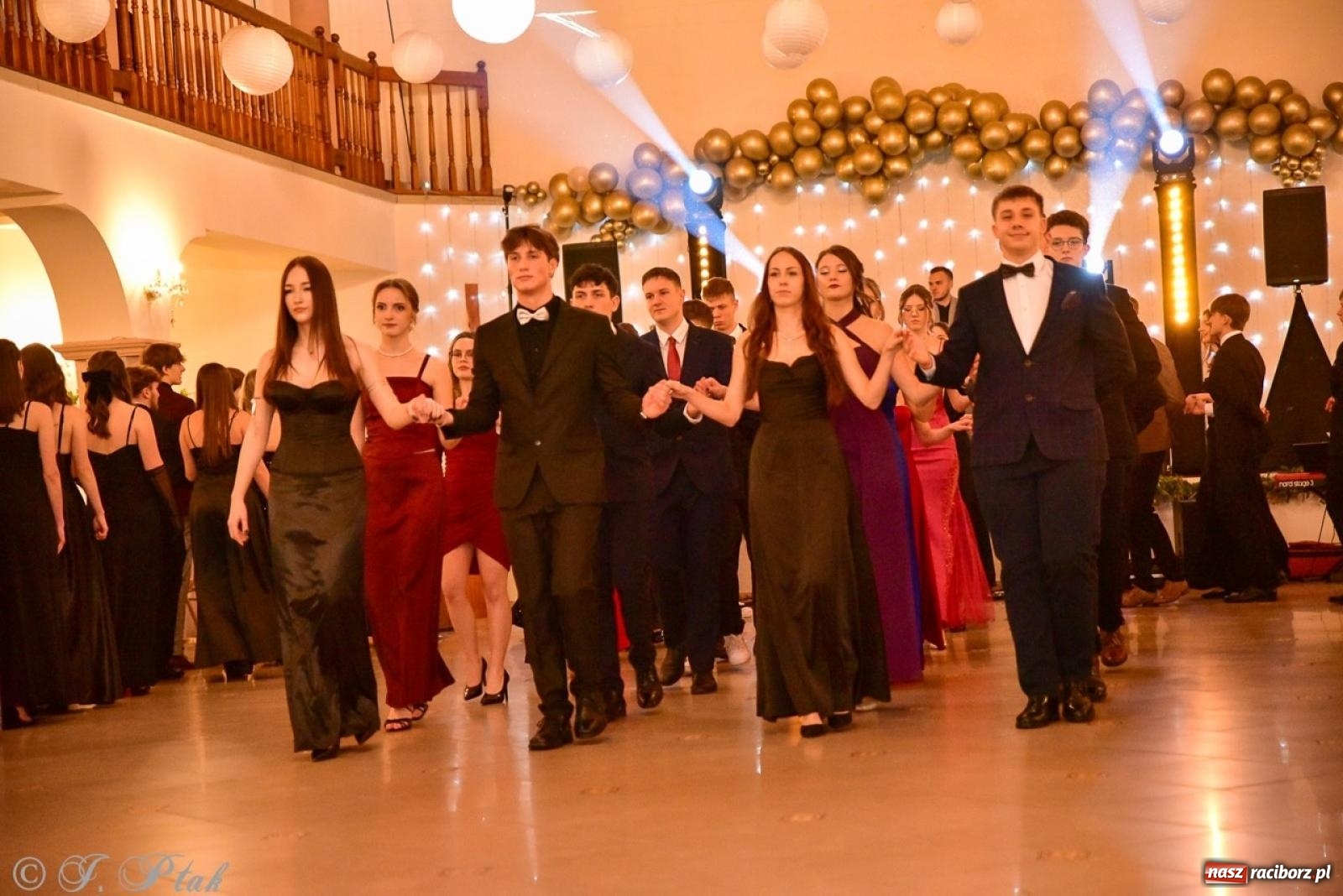 Zdjęcie w galerii na portalu naszraciborz.pl: Studniówka II LO w Raciborzu na bis: polonez, humor i tradycja [FOTO] wiadomości z regionu