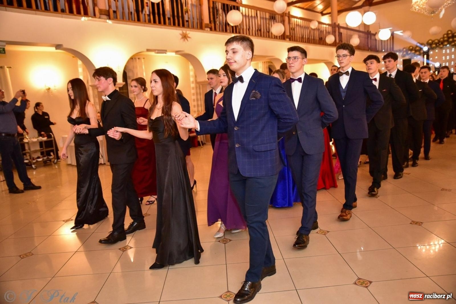 Zdjęcie w galerii na portalu naszraciborz.pl: Studniówka II LO w Raciborzu na bis: polonez, humor i tradycja [FOTO] wiadomości z regionu