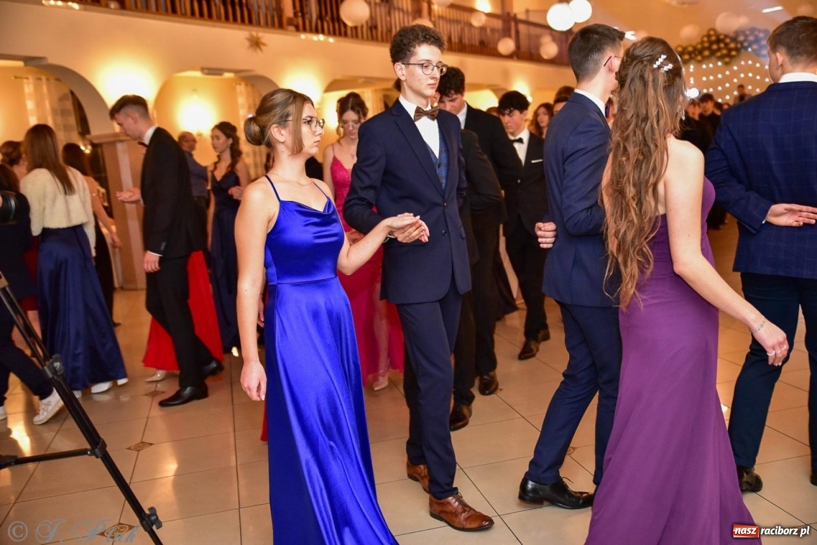 Zdjęcie w galerii na portalu naszraciborz.pl: Studniówka II LO w Raciborzu na bis: polonez, humor i tradycja [FOTO] wiadomości z regionu