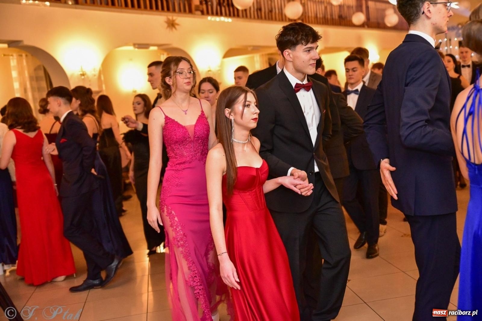 Zdjęcie w galerii na portalu naszraciborz.pl: Studniówka II LO w Raciborzu na bis: polonez, humor i tradycja [FOTO] wiadomości z regionu