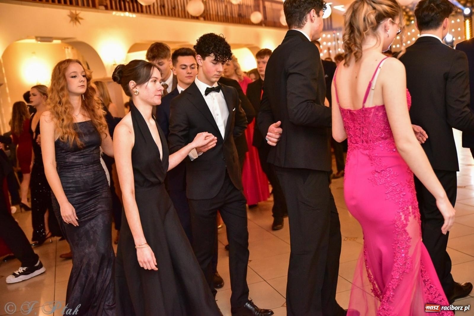 Zdjęcie w galerii na portalu naszraciborz.pl: Studniówka II LO w Raciborzu na bis: polonez, humor i tradycja [FOTO] wiadomości z regionu