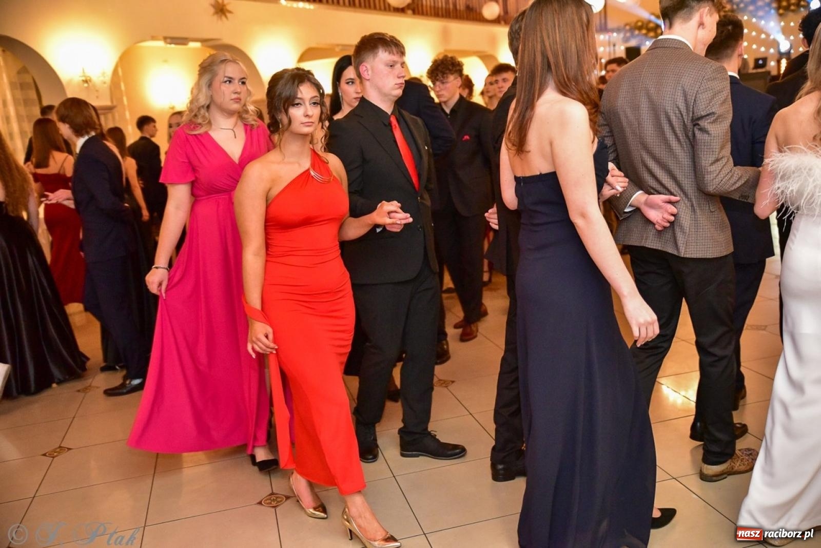 Zdjęcie w galerii na portalu naszraciborz.pl: Studniówka II LO w Raciborzu na bis: polonez, humor i tradycja [FOTO] wiadomości z regionu