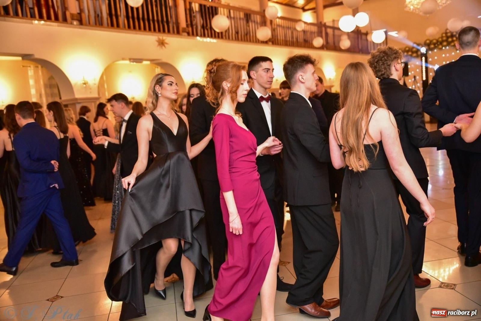 Zdjęcie w galerii na portalu naszraciborz.pl: Studniówka II LO w Raciborzu na bis: polonez, humor i tradycja [FOTO] wiadomości z regionu