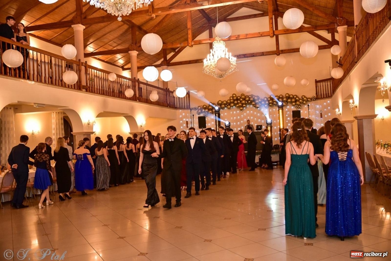 Zdjęcie w galerii na portalu naszraciborz.pl: Studniówka II LO w Raciborzu na bis: polonez, humor i tradycja [FOTO] wiadomości z regionu