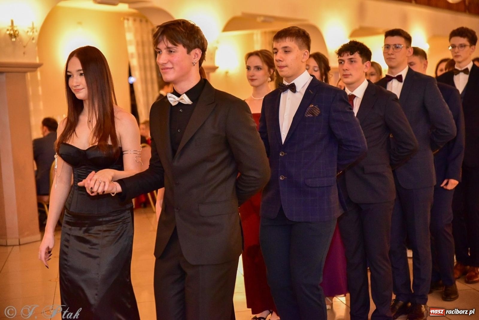 Zdjęcie w galerii na portalu naszraciborz.pl: Studniówka II LO w Raciborzu na bis: polonez, humor i tradycja [FOTO] wiadomości z regionu