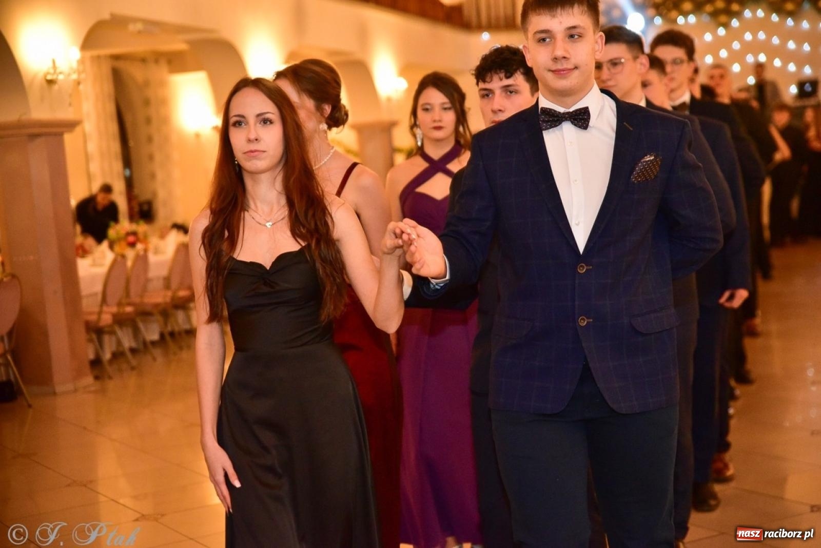 Zdjęcie w galerii na portalu naszraciborz.pl: Studniówka II LO w Raciborzu na bis: polonez, humor i tradycja [FOTO] wiadomości z regionu