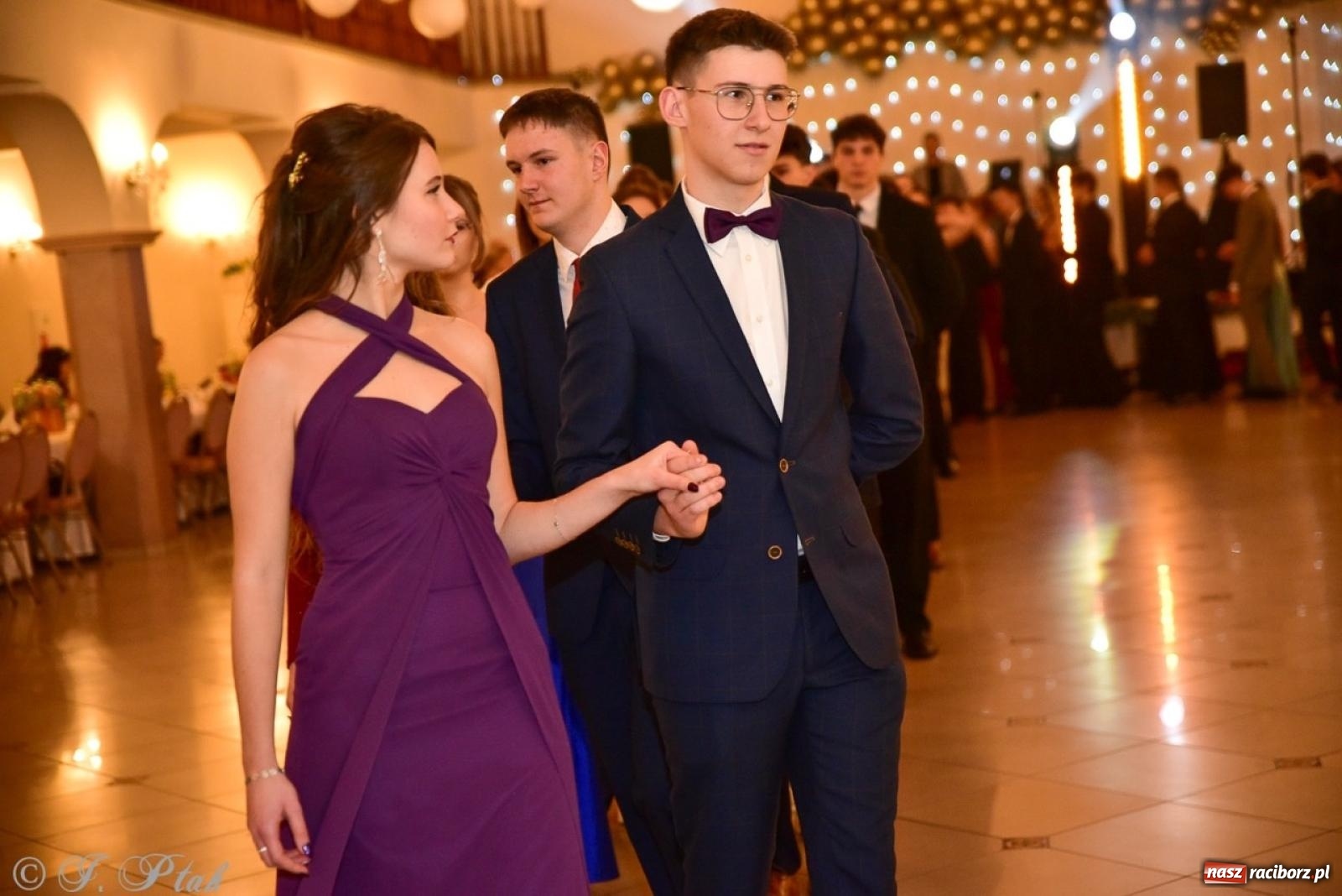 Zdjęcie w galerii na portalu naszraciborz.pl: Studniówka II LO w Raciborzu na bis: polonez, humor i tradycja [FOTO] wiadomości z regionu