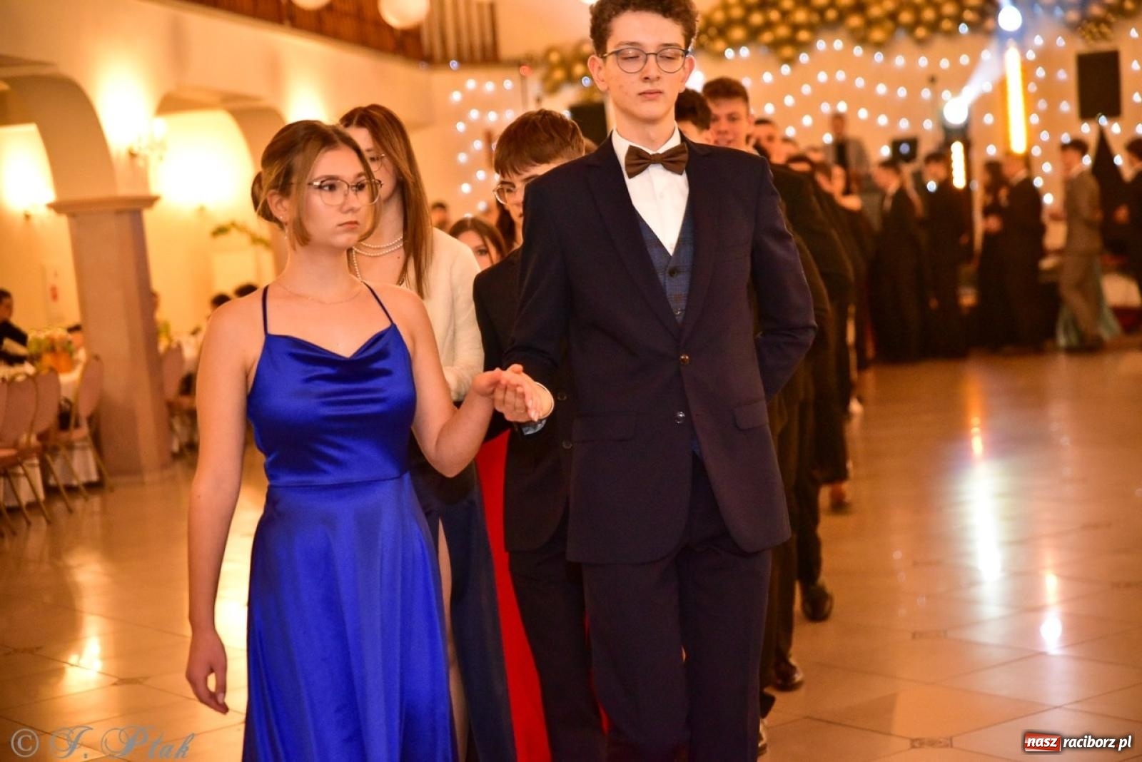 Zdjęcie w galerii na portalu naszraciborz.pl: Studniówka II LO w Raciborzu na bis: polonez, humor i tradycja [FOTO] wiadomości z regionu