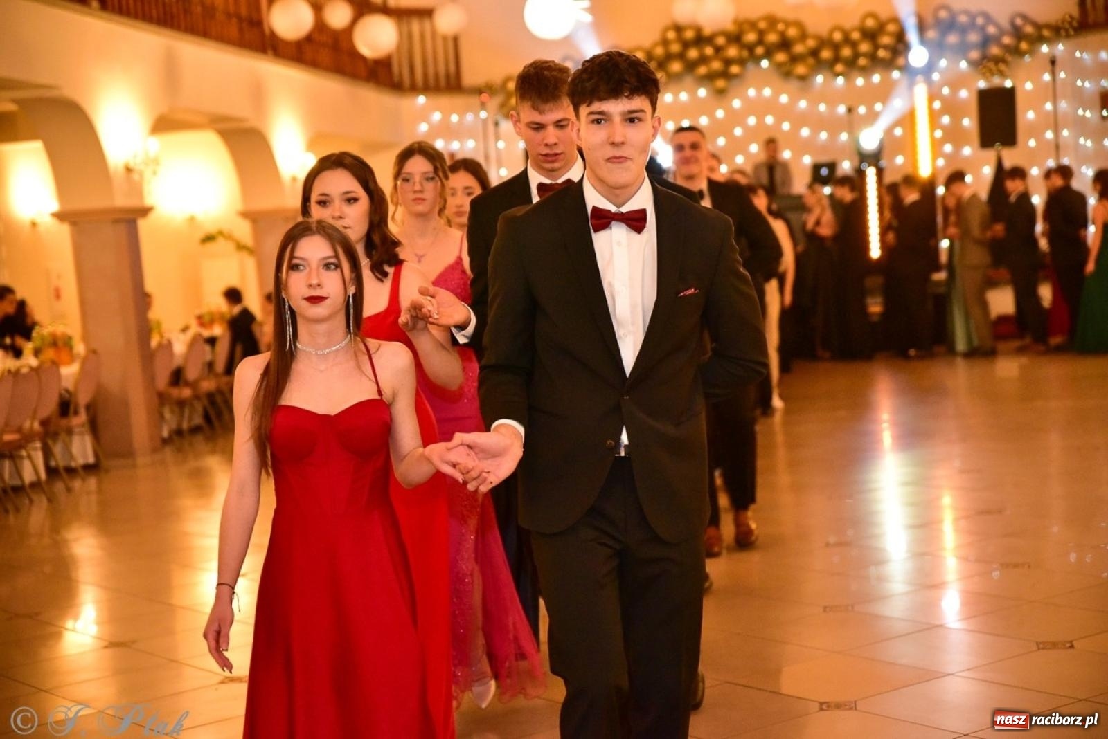 Zdjęcie w galerii na portalu naszraciborz.pl: Studniówka II LO w Raciborzu na bis: polonez, humor i tradycja [FOTO] wiadomości z regionu