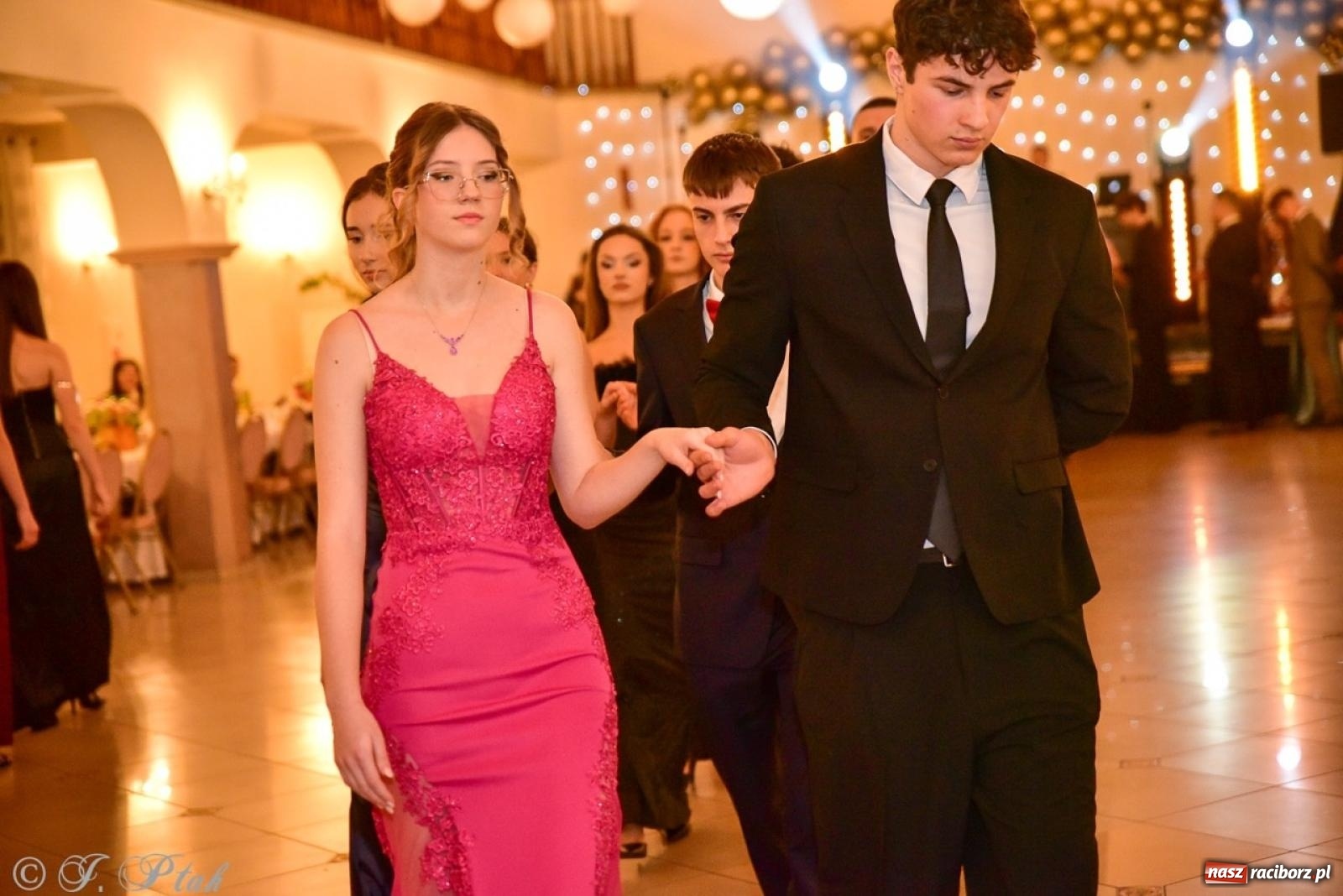 Zdjęcie w galerii na portalu naszraciborz.pl: Studniówka II LO w Raciborzu na bis: polonez, humor i tradycja [FOTO] wiadomości z regionu