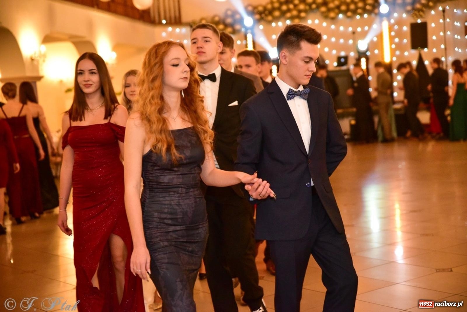 Zdjęcie w galerii na portalu naszraciborz.pl: Studniówka II LO w Raciborzu na bis: polonez, humor i tradycja [FOTO] wiadomości z regionu