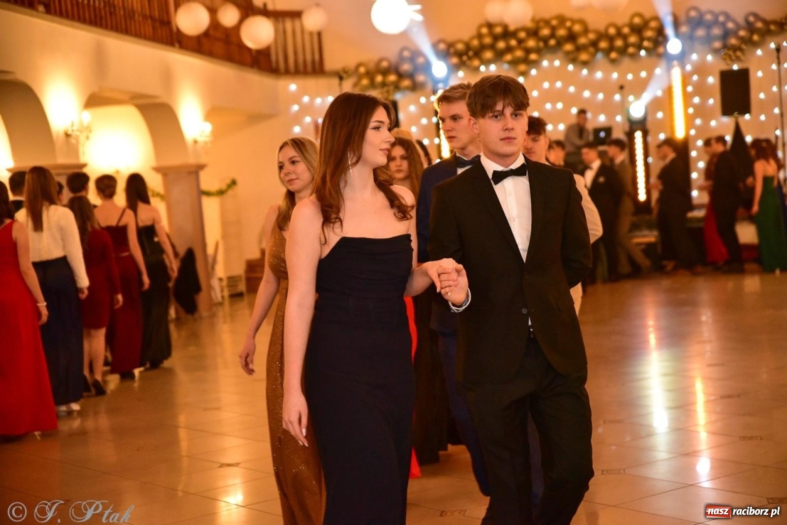 Zdjęcie w galerii na portalu naszraciborz.pl: Studniówka II LO w Raciborzu na bis: polonez, humor i tradycja [FOTO] wiadomości z regionu