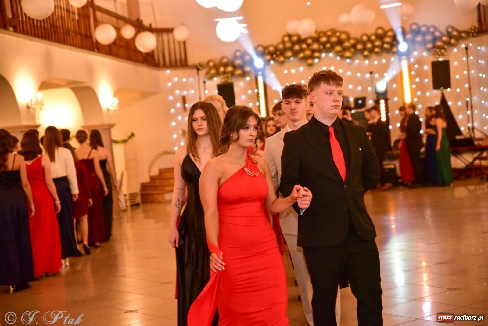 Zdjęcie w galerii na portalu naszraciborz.pl: Studniówka II LO w Raciborzu na bis: polonez, humor i tradycja [FOTO] wiadomości z regionu