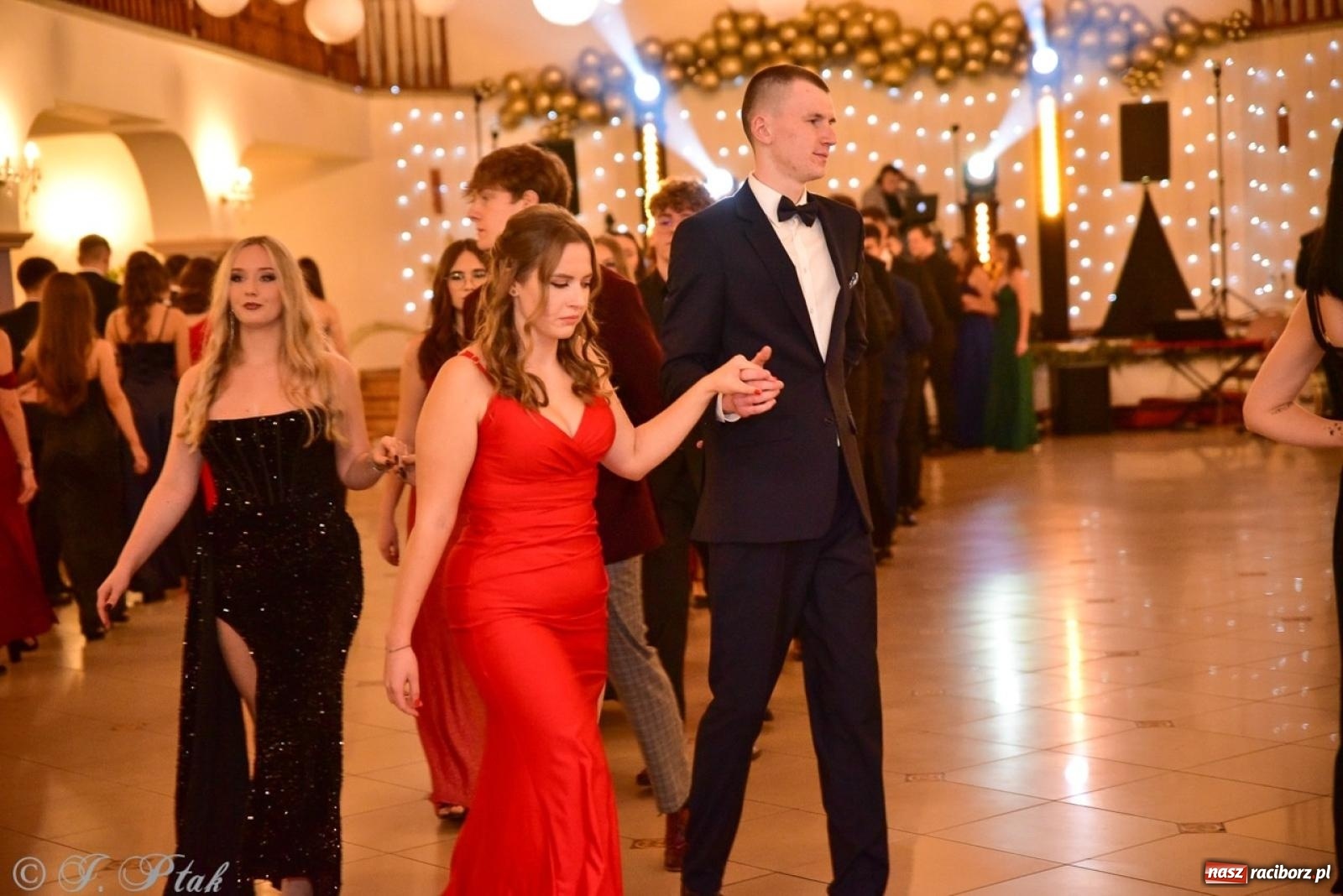 Zdjęcie w galerii na portalu naszraciborz.pl: Studniówka II LO w Raciborzu na bis: polonez, humor i tradycja [FOTO] wiadomości z regionu