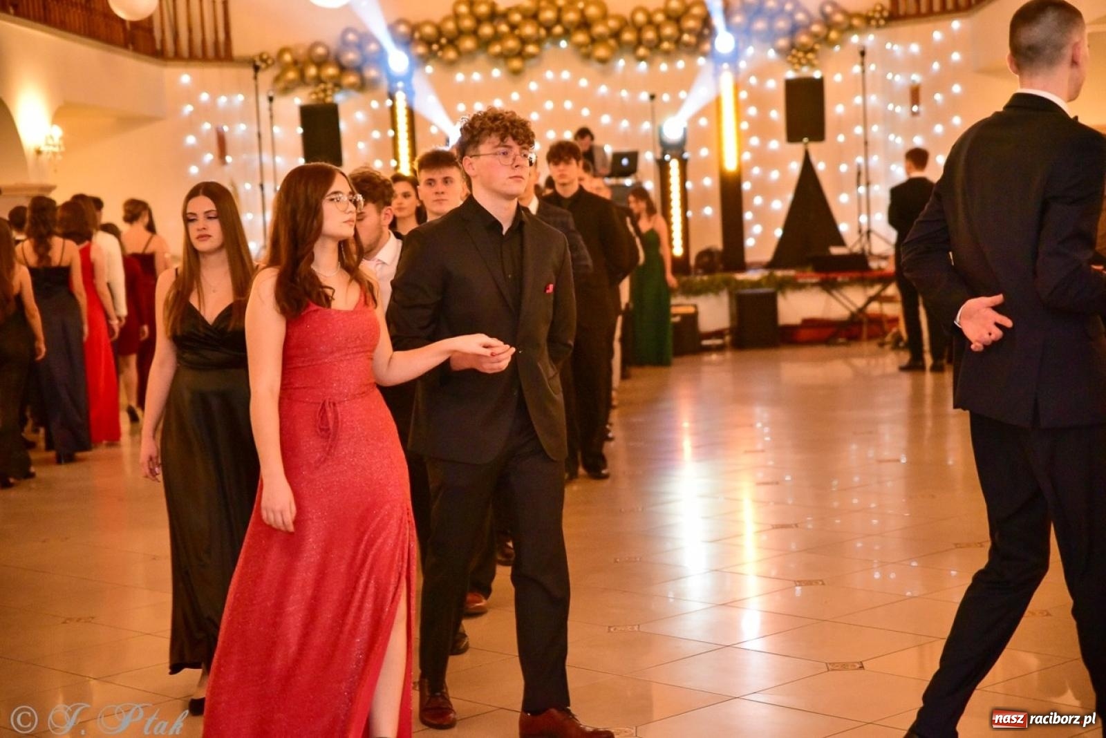 Zdjęcie w galerii na portalu naszraciborz.pl: Studniówka II LO w Raciborzu na bis: polonez, humor i tradycja [FOTO] wiadomości z regionu