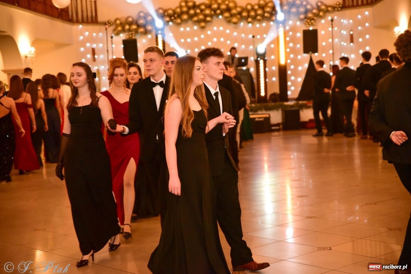 Zdjęcie w galerii na portalu naszraciborz.pl: Studniówka II LO w Raciborzu na bis: polonez, humor i tradycja [FOTO] wiadomości z regionu